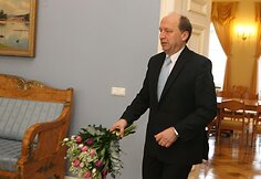 Prezidentę su 54-uoju gimtadieniu pasveikinę A.Kubilius ir I.Degutienė įteikė gėlių puok&scaron;tes bei knygą. 
