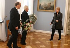 Prezidentę su 54-uoju gimtadieniu pasveikinę A.Kubilius ir I.Degutienė įteikė gėlių puok&scaron;tes bei knygą. 