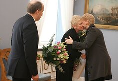 Prezidentę su 54-uoju gimtadieniu pasveikinę A.Kubilius ir I.Degutienė įteikė gėlių puok&scaron;tes bei knygą. 