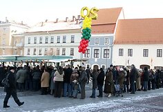 Vilniečiai ir miesto svečiai vai&scaron;inasi arbata ir pyragu.