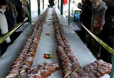 Vilniečiai ir miesto svečiai vai&scaron;inasi arbata ir pyragu.