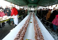 Vilniečiai ir miesto svečiai vai&scaron;inasi arbata ir pyragu.