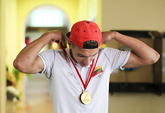 Į Vilnių grįžo pasaulio jaunimo plaukimo čempionas Andrius &Scaron;idlauskas