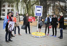 Jaunieji konservatoriai po Vyriausybės langais &scaron;aipėsi i&scaron; Druskininkų skandalo