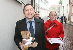 Akcijos organizatoriai prezidentūros kanceliarijoje įteikė 14,5 tūkst. parašų.