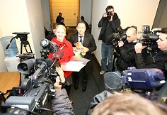 Akcijos organizatoriai prezidentūros kanceliarijoje įteikė 14,5 tūkst. parašų.