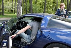 Simas Jasaitis su mama sėda į automobilį