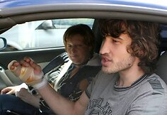 Simas Jasaitis su mama automobilyje