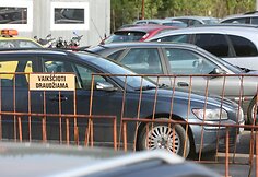 Pareigūno automobilis po avarijos