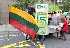 Vilniaus „15min“ komanda 5-ojo gimtadienio proga dalijo laikraščius, saldainius ir šypsenas.