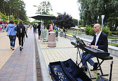 Palangos gatvėse dažnai groja gatvės muzikantai