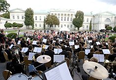 Koncertas vidiniame prezidentūros kiemelyje