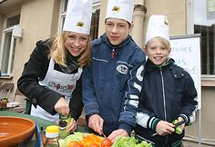 „Sodo kraitėje“, Vilniuje, žinomi Lietuvos žmonės gamino savo salotas