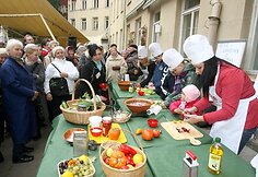 „Sodo kraitėje“, Vilniuje, žinomi Lietuvos žmonės gamino savo salotas