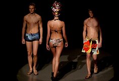 Aleksandro Pogrebnojaus ir Vidos Simanavičiūtės kolekcijos „Pavasaris–Vasara 2011“ pristatymo akimirka