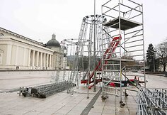 Statoma Kalėdų eglė prie katedros