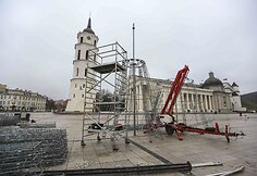 Statoma Kalėdų eglė prie katedros