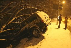 Vilniuje, Maironio g. automobilis Toyota pakibo ant upės skardžio.