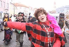 Kaziuką Vilniaus senamiestyje pakeitė Užgavėnių persirengėliai.