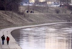 Pavakarę nusileidus prie Neries, gali matyti vagoje tarytum netelpantį jos vandenį, stebėti praeivių santykį su upe, mėginti aplenkti upės srovę. 