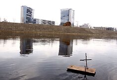 Pavakarę nusileidus prie Neries, gali matyti vagoje tarytum netelpantį jos vandenį, stebėti praeivių santykį su upe, mėginti aplenkti upės srovę. 