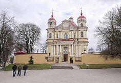 Vežėjų protesto akcija prie Petro ir Povilo bažnyčios &ndash; kunigas &scaron;ventino vilkikus