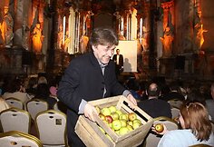 Gediminas Storpir&scaron;tis su jubiliejumi pasveikintas scenos bičiulių. 