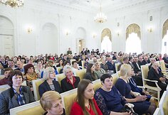 Prezidentė Dalia Grybauskaitė pasveikino ir ordino &bdquo;Už nuopelnus Lietuvai&ldquo; medaliu apdovanojo daugiavaikes motinas