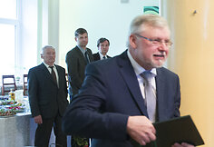 Lietuvos edukologijos universitete akademikai kelia taurelę už profesoriaus jubiliejų