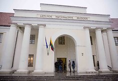 Į Juozo Statkevičiaus siūtų tautinių kostiumų pristatymą ambasadoriams &bdquo;valstiečiai&ldquo; žurnalistų neįsileido