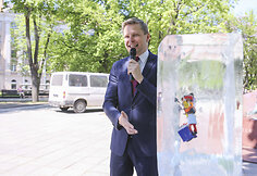 Remigijus &Scaron;ima&scaron;ius atidengė paminklą, skirtą Vyriausybės neveiklumui mažinant mokesčių na&scaron;tą Lietuvoje