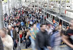 Įspūdingai atrodantys gerbėjai suplaukė į &bdquo;Eurovizijos&ldquo; finalą.