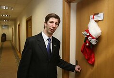 Antanas Nedzinskas prie savo kabineto durų