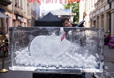 Vilniuje, Islandijos gatvėje atidegta Bjork ledo skulptūra