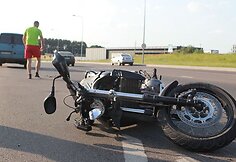Du žmonės buvo sužaloti trečiadienio pavakare Vilniuje susidūrus motociklui ir dviratininkui.