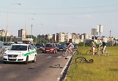 Du žmonės buvo sužaloti trečiadienio pavakare Vilniuje susidūrus motociklui ir dviratininkui.