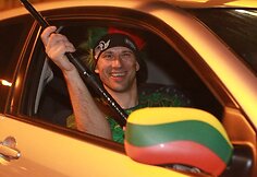 Sostinėje naktį žmonės audringai sutiko žinią apie pergalę