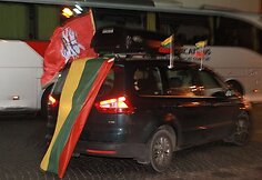 Sostinėje naktį žmonės audringai sutiko žinią apie pergalę