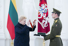 Dalia Grybauskaitė apdovanojo Tomą Venclovą ordinu &bdquo;Už nuopelnus Lietuvai&ldquo; Komandoro didžiuoju kryžiumi