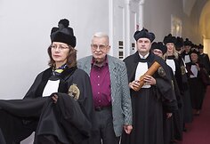 VU Senato ceremonijoje suteiktas garbės daktaro vardas profesoriui Tomui Venclovai