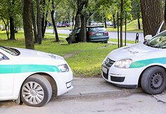 Priepuolio i&scaron;tiktas sostinėje vairuotojas trenkėsi į medį