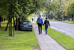 Priepuolio i&scaron;tiktas sostinėje vairuotojas trenkėsi į medį