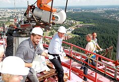 Į Vilniaus televizijos bokštą keliamas didžiulis, analogų pasaulyje neturintis simbolinis krepšinio krepšys.