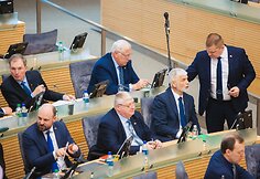 Bronius Markauskas atsakinėja į Seimo narių klausimus