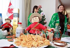 Tarptautinės Kalėdų labdaros mugės pristatymas.