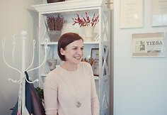 Loreta iš gėlių buria mamoms: prieš šventę IT įmonę palikusią floristę užplūdo užsakymai