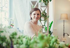 Loreta iš gėlių buria mamoms: prieš šventę IT įmonę palikusią floristę užplūdo užsakymai