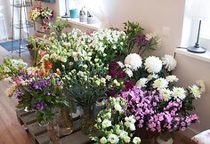 Loreta iš gėlių buria mamoms: prieš šventę IT įmonę palikusią floristę užplūdo užsakymai