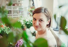 Loreta iš gėlių buria mamoms: prieš šventę IT įmonę palikusią floristę užplūdo užsakymai