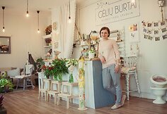 Loreta iš gėlių buria mamoms: prieš šventę IT įmonę palikusią floristę užplūdo užsakymai